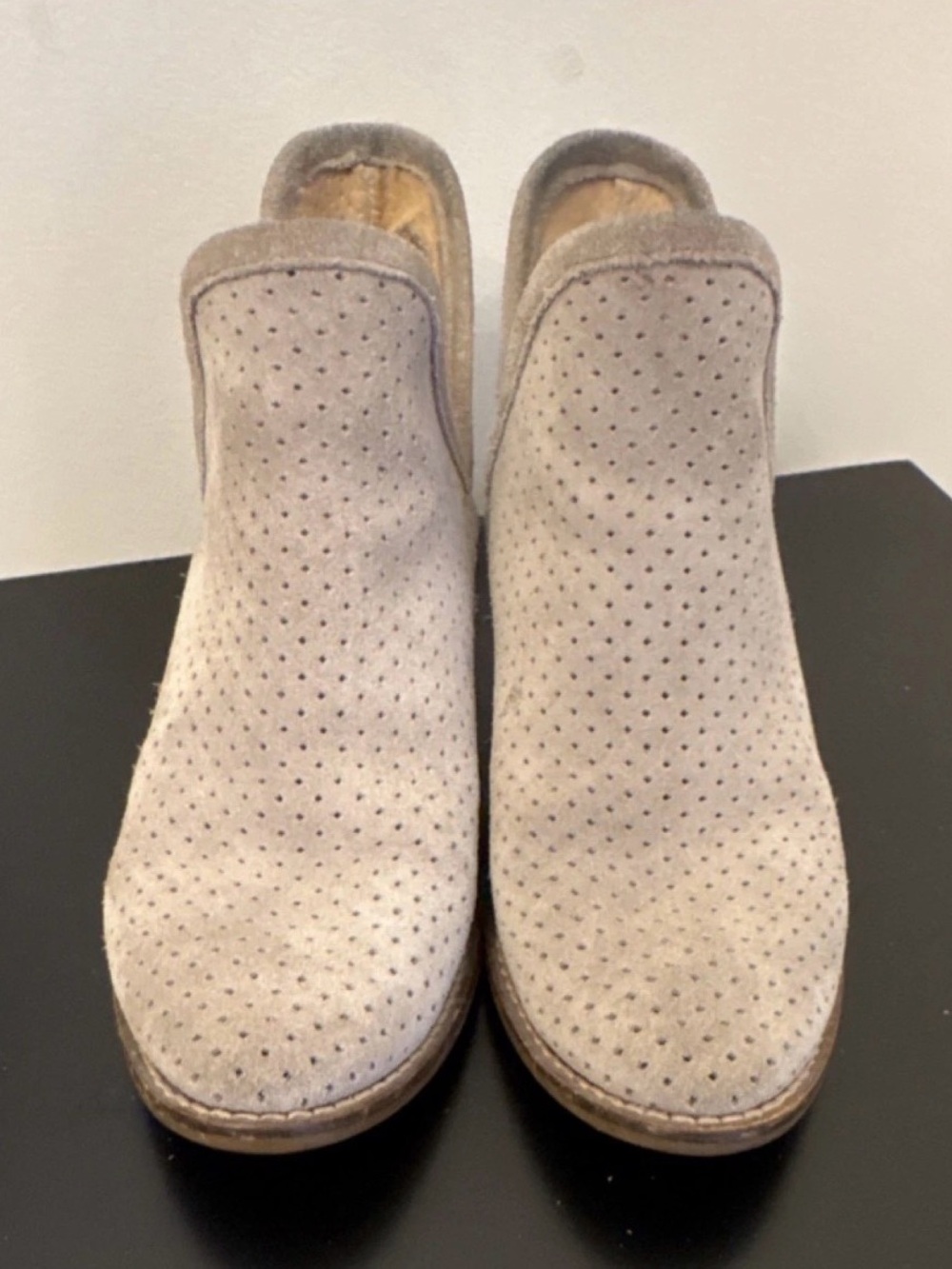 Lucky Brand Perforated Suede V-Cut Ankle Booties Gray Taupe Size 7.5 - Picture 2 of 6